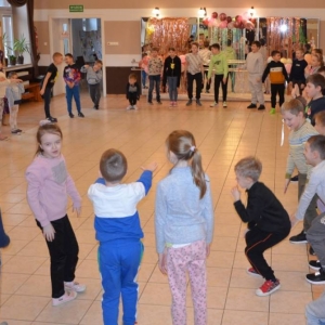 Pierwszy dzień organizacyjny. Zajęcia stacjonarne z ułożeniem regulaminu zimowiska, grami, zabawami i zajęciami plastycznymi