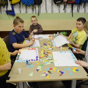 Pierwszy dzień organizacyjny. Zajęcia stacjonarne z ułożeniem regulaminu zimowiska, grami, zabawami i zajęciami plastycznymi