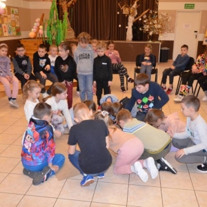 Pierwszy dzień organizacyjny. Zajęcia stacjonarne z ułożeniem regulaminu zimowiska, grami, zabawami i zajęciami plastycznymi