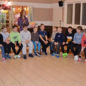 Pierwszy dzień organizacyjny. Zajęcia stacjonarne z ułożeniem regulaminu zimowiska, grami, zabawami i zajęciami plastycznymi