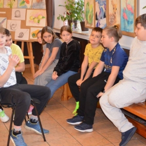 Pierwszy dzień organizacyjny. Zajęcia stacjonarne z ułożeniem regulaminu zimowiska, grami, zabawami i zajęciami plastycznymi