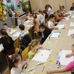 Pierwszy dzień organizacyjny. Zajęcia stacjonarne z ułożeniem regulaminu zimowiska, grami, zabawami i zajęciami plastycznymi