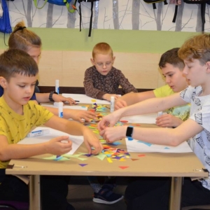 Pierwszy dzień organizacyjny. Zajęcia stacjonarne z ułożeniem regulaminu zimowiska, grami, zabawami i zajęciami plastycznymi
