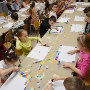 Pierwszy dzień organizacyjny. Zajęcia stacjonarne z ułożeniem regulaminu zimowiska, grami, zabawami i zajęciami plastycznymi