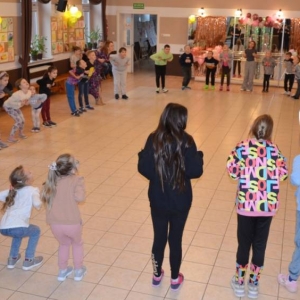 Pierwszy dzień organizacyjny. Zajęcia stacjonarne z ułożeniem regulaminu zimowiska, grami, zabawami i zajęciami plastycznymi