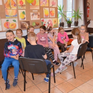 Pierwszy dzień organizacyjny. Zajęcia stacjonarne z ułożeniem regulaminu zimowiska, grami, zabawami i zajęciami plastycznymi