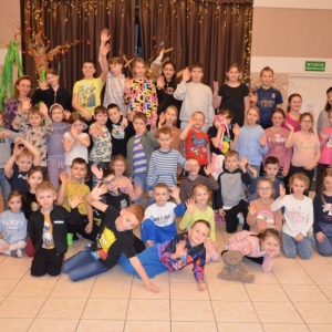 Pierwszy dzień organizacyjny. Zajęcia stacjonarne z ułożeniem regulaminu zimowiska, grami, zabawami i zajęciami plastycznymi