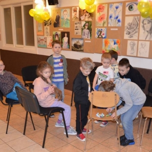 Pierwszy dzień organizacyjny. Zajęcia stacjonarne z ułożeniem regulaminu zimowiska, grami, zabawami i zajęciami plastycznymi
