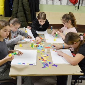 Pierwszy dzień organizacyjny. Zajęcia stacjonarne z ułożeniem regulaminu zimowiska, grami, zabawami i zajęciami plastycznymi