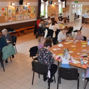 Uczestnicy Rodzinnych Warsztatów Pisankowych