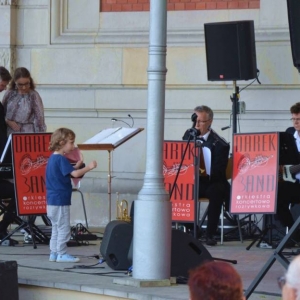 Koncert majówkowy który odbył się 1 maja w muszli koncertowej świerklanieckiego parku