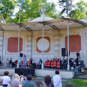Koncert majówkowy który odbył się 1 maja w muszli koncertowej świerklanieckiego parku