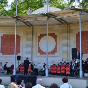 Koncert majówkowy który odbył się 1 maja w muszli koncertowej świerklanieckiego parku