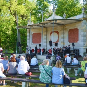 Koncert majówkowy który odbył się 1 maja w muszli koncertowej świerklanieckiego parku