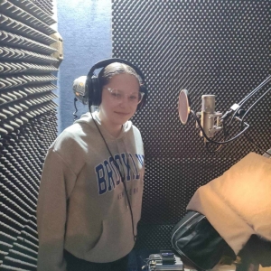 Dzieci z kółka wokalnego w studiu nagrań