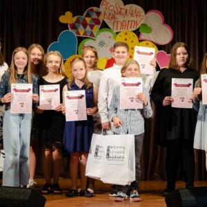 Konkurs wokalny Piosenka dla mamy - wspólne zdjęcie starszej grupy