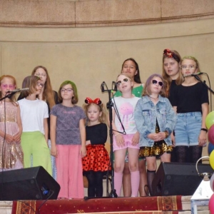 Zdjęcie grupowe uczestników warsztatów wokalnych