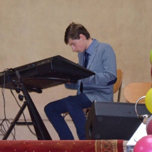 Występ dzieci i młodzieży warsztatów keyboardowych