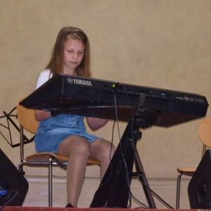 Występ dzieci i młodzieży warsztatów keyboardowych