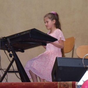 Występ dzieci i młodzieży warsztatów keyboardowych