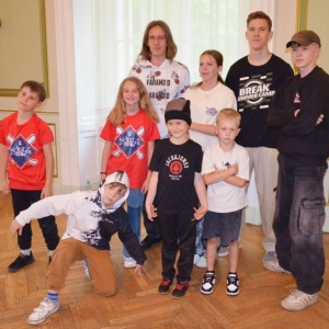 Dzieci i młodzież biorąca udział w warsztatach breakdance