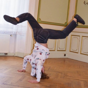 Występ dzieci i młodzieży warsztatów breakdance