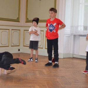 Występ dzieci i młodzieży warsztatów breakdance