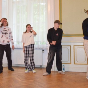Dzieci i młodzież biorąca udział w warsztatach breakdance