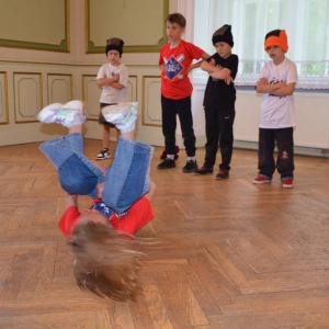 Występ dzieci i młodzieży warsztatów breakdance
