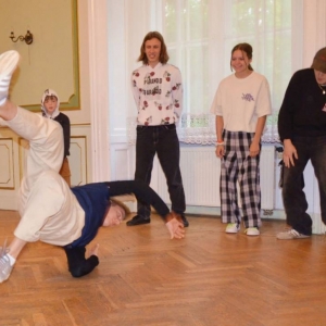 Występ dzieci i młodzieży warsztatów breakdance