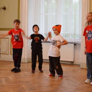 Występ dzieci i młodzieży warsztatów breakdance
