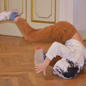 Występ dzieci i młodzieży warsztatów breakdance