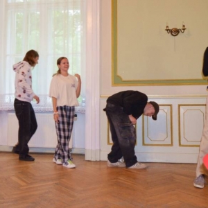 Dzieci i młodzież biorąca udział w warsztatach breakdance