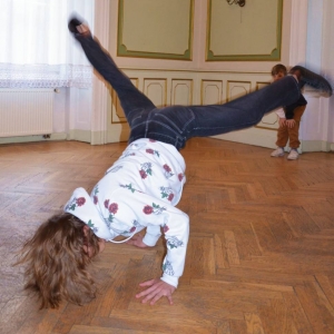 Występ dzieci i młodzieży warsztatów breakdance