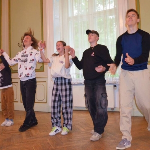 Dzieci i młodzież biorąca udział w warsztatach breakdance