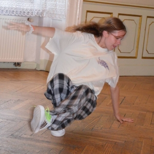 Występ dzieci i młodzieży warsztatów breakdance