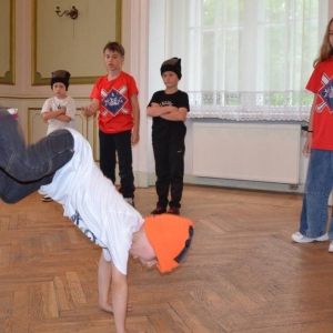 Występ dzieci i młodzieży warsztatów breakdance