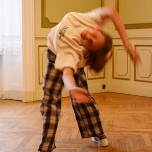 Występ dzieci i młodzieży warsztatów breakdance