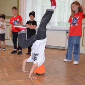 Występ dzieci i młodzieży warsztatów breakdance