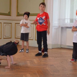 Występ dzieci i młodzieży warsztatów breakdance