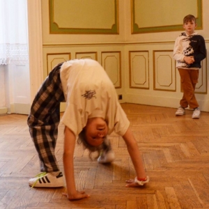 Występ dzieci i młodzieży warsztatów breakdance