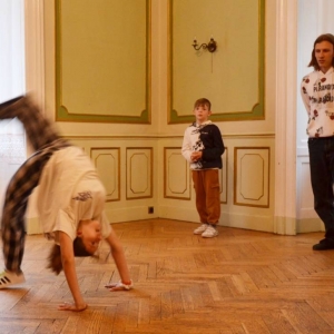 Występ dzieci i młodzieży warsztatów breakdance