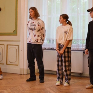 Występ dzieci i młodzieży warsztatów breakdance