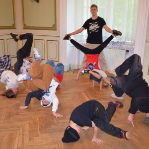 Dzieci i młodzież biorąca udział w warsztatach breakdance