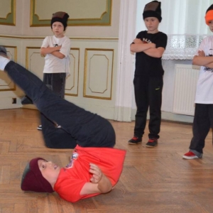 Występ dzieci i młodzieży warsztatów breakdance