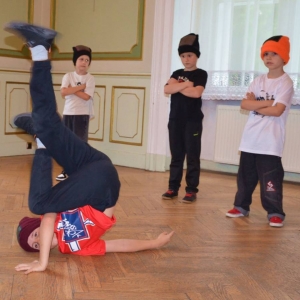 Występ dzieci i młodzieży warsztatów breakdance