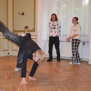 Występ dzieci i młodzieży warsztatów breakdance