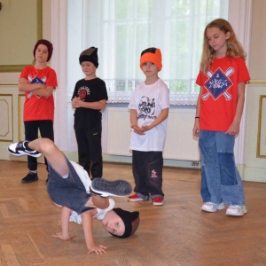 Występ dzieci i młodzieży warsztatów breakdance