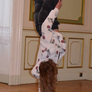 Występ dzieci i młodzieży warsztatów breakdance