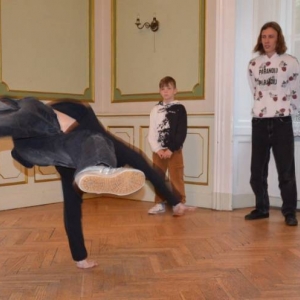 Występ dzieci i młodzieży warsztatów breakdance